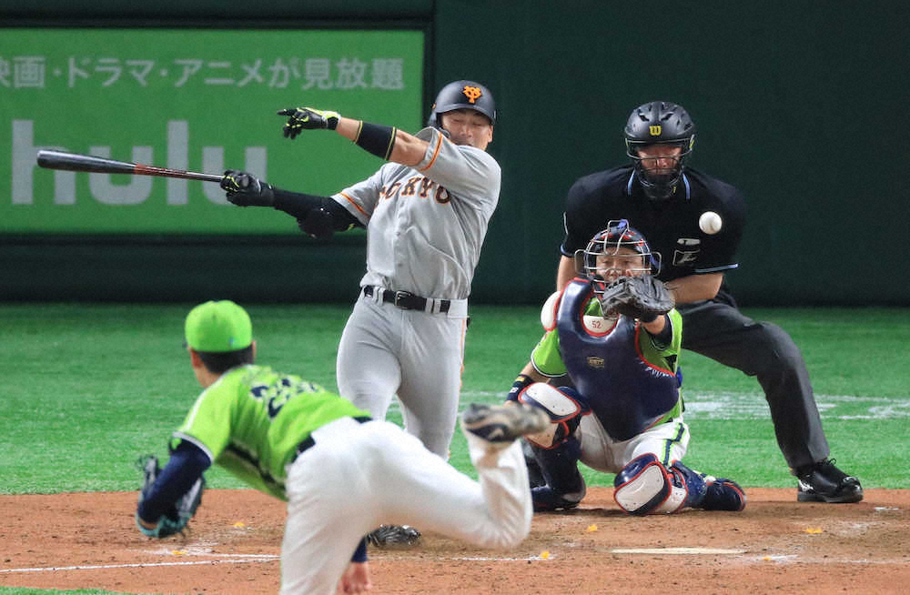 【画像・写真】巨人―ヤクルト戦でアクシデント　柳田球審に打球直撃し流血　5回から交代