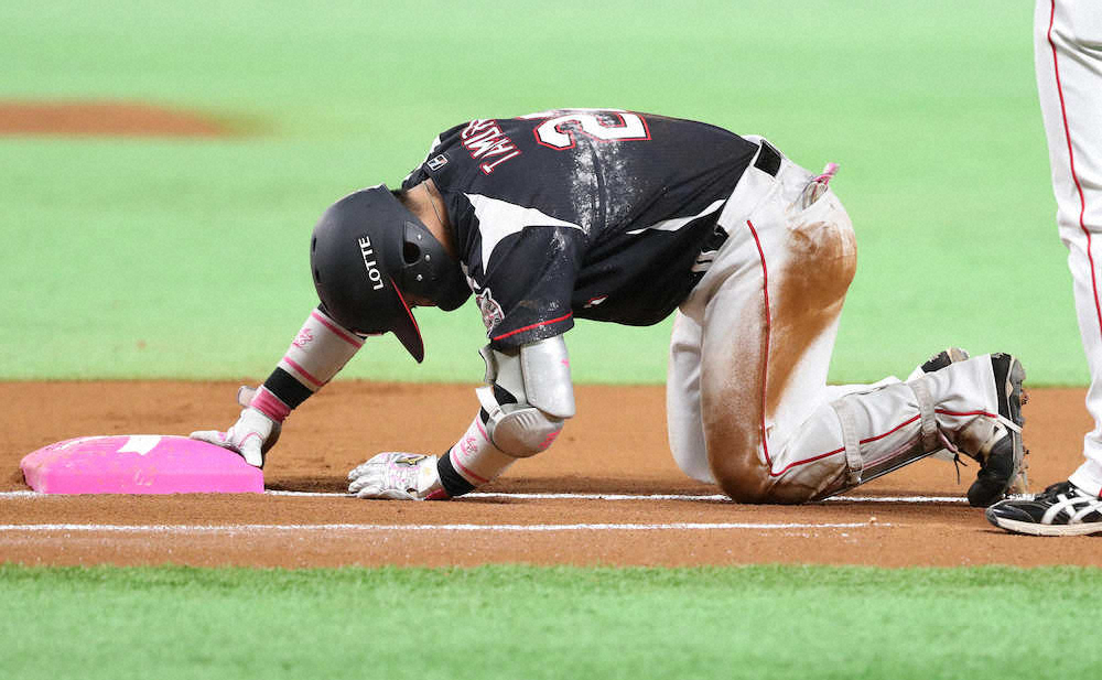 【画像・写真】ロッテ・田村が負傷交代　一塁スライディングで右足痛める