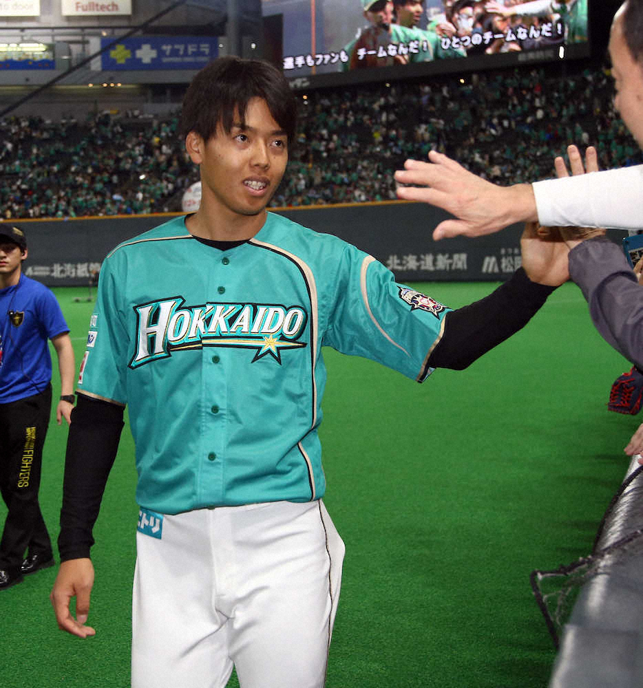 【画像・写真】今季初勝利をあげた杉浦はファンと勝利のハイタッチを交わした（撮影・高橋茂夫）