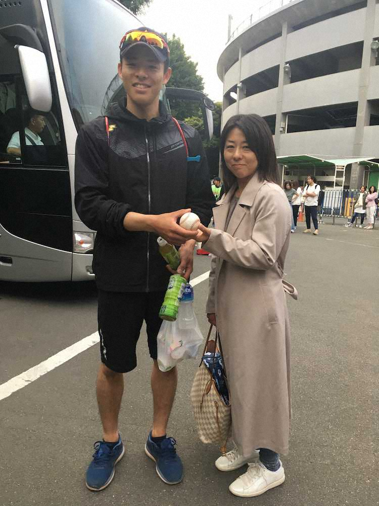 今季初勝利を挙げ、ウィニングボールを母・知子さんに渡す、立大の中川（左）