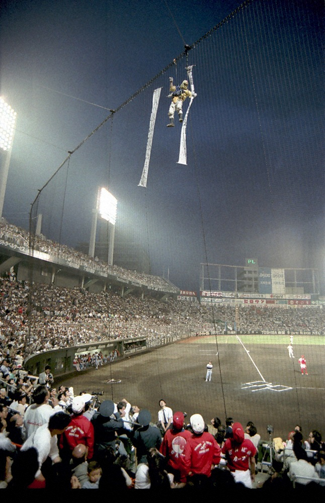 90年5月12日、広島市民球場のバックネットに現れた“クモ男”