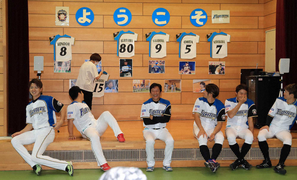 ＜日本ハム＞北海道大学病院内のひまわり分校に訪問した栗山監督ら選手は、壁の上沢選手のユニフォームがはがれ落ちて、爆笑する。（左）から上沢、近藤、栗山監督、大田、中島卓、西川