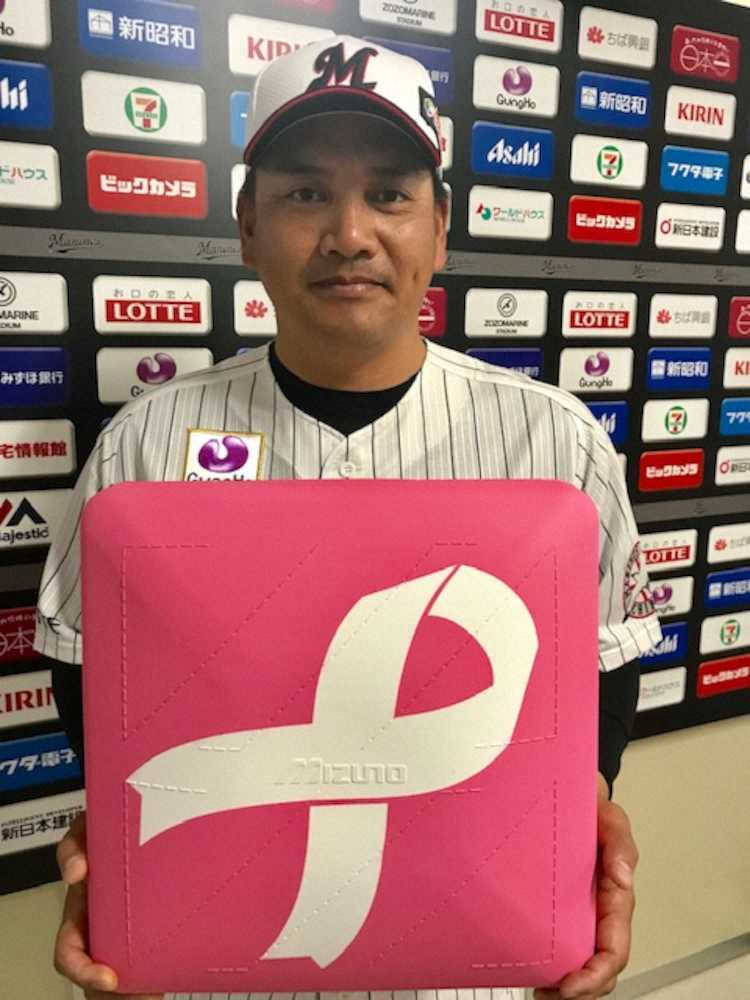 ピンクリボン運動のピンク色のベースを持つロッテ・井口監督