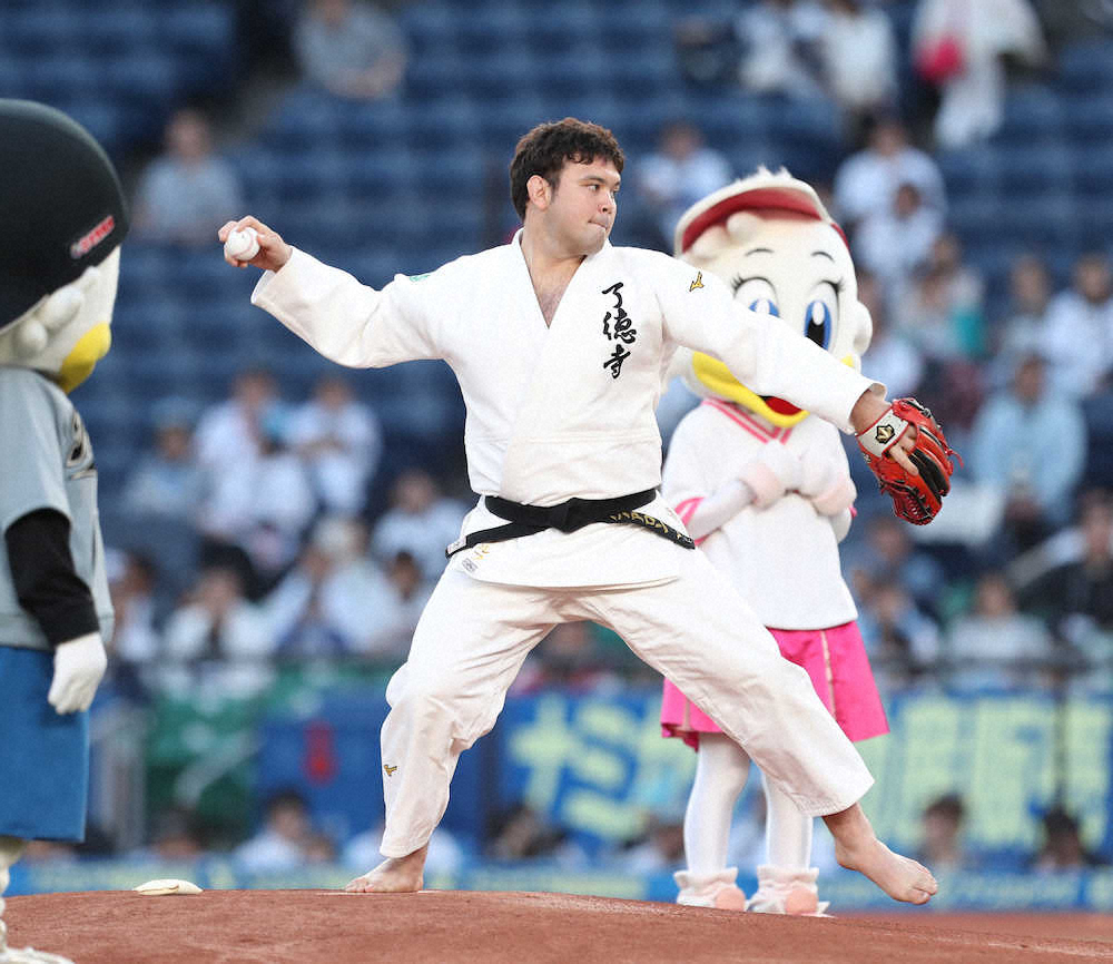 【画像・写真】柔道のウルフ　裸足でストライク投球！「マウンドは畳と違って…」