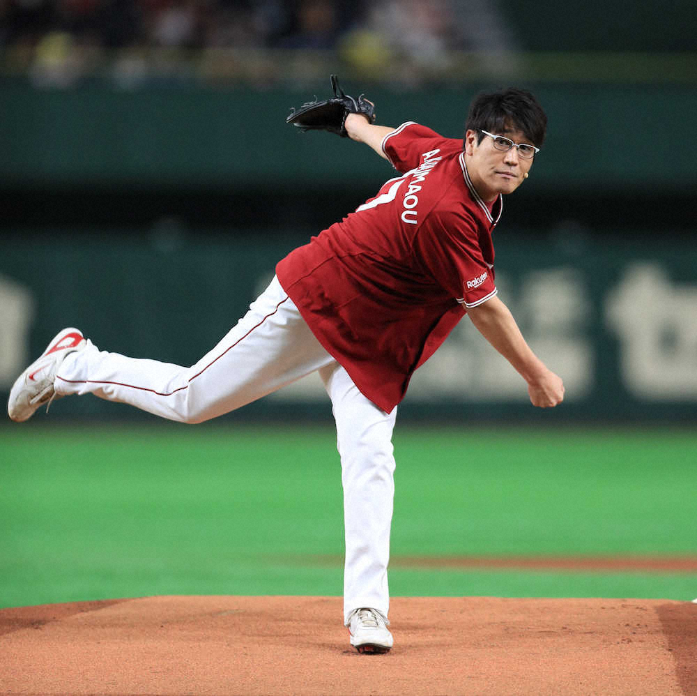 【画像・写真】古坂大魔王「テーマは試合を遅らせない！」始球式で鈴木奈々いじり
