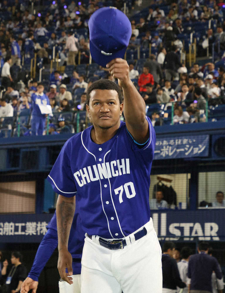 【画像・写真】中日・与田監督　ロメロ粘投に労い「制球が乱れかかったけど…」