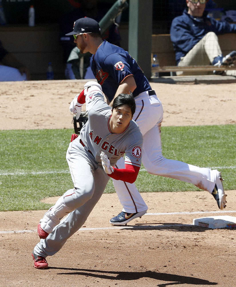 【画像・写真】3回、投ゴロを放ち、一塁手の失策の間に二塁へ向かうエンゼルス・大谷