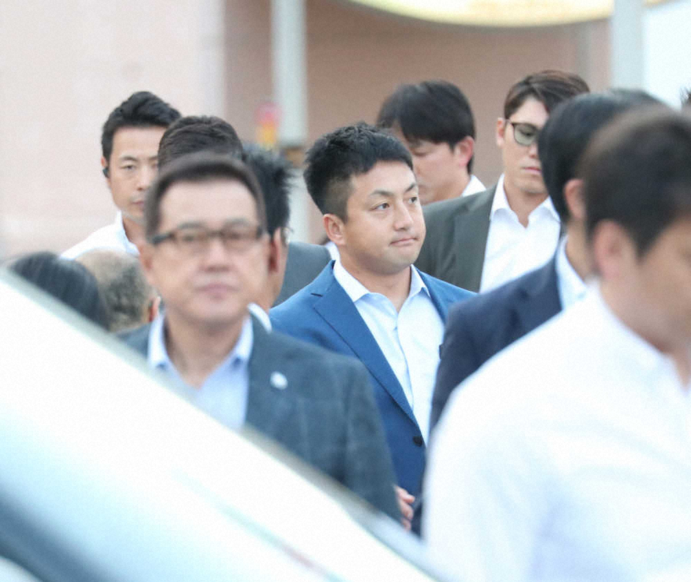 【画像・写真】名古屋駅に到着した沢村（中央）。左は原監督、右は坂本勇（撮影・木村　揚輔）