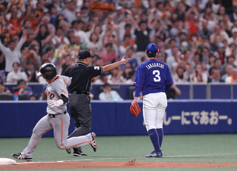 6回1死満塁、岡本の打球が高橋（右）の前の三塁ベースに当たり、先制の適時二塁打となる（撮影・椎名　航）