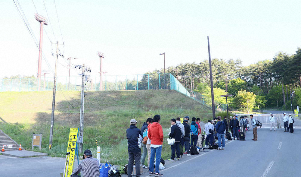 【画像・写真】大船渡・佐々木初戦　早朝4時前に球場駐車場開放、早くも熱気