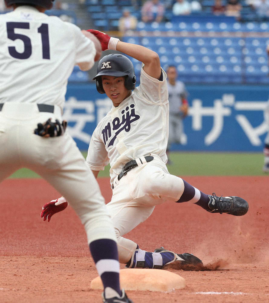 ＜東京六大学野球　明大・慶大＞9回2死二塁、、右中間に適時三塁打を放った明大・内山は三塁に滑り込む（撮影・西海健太郎）