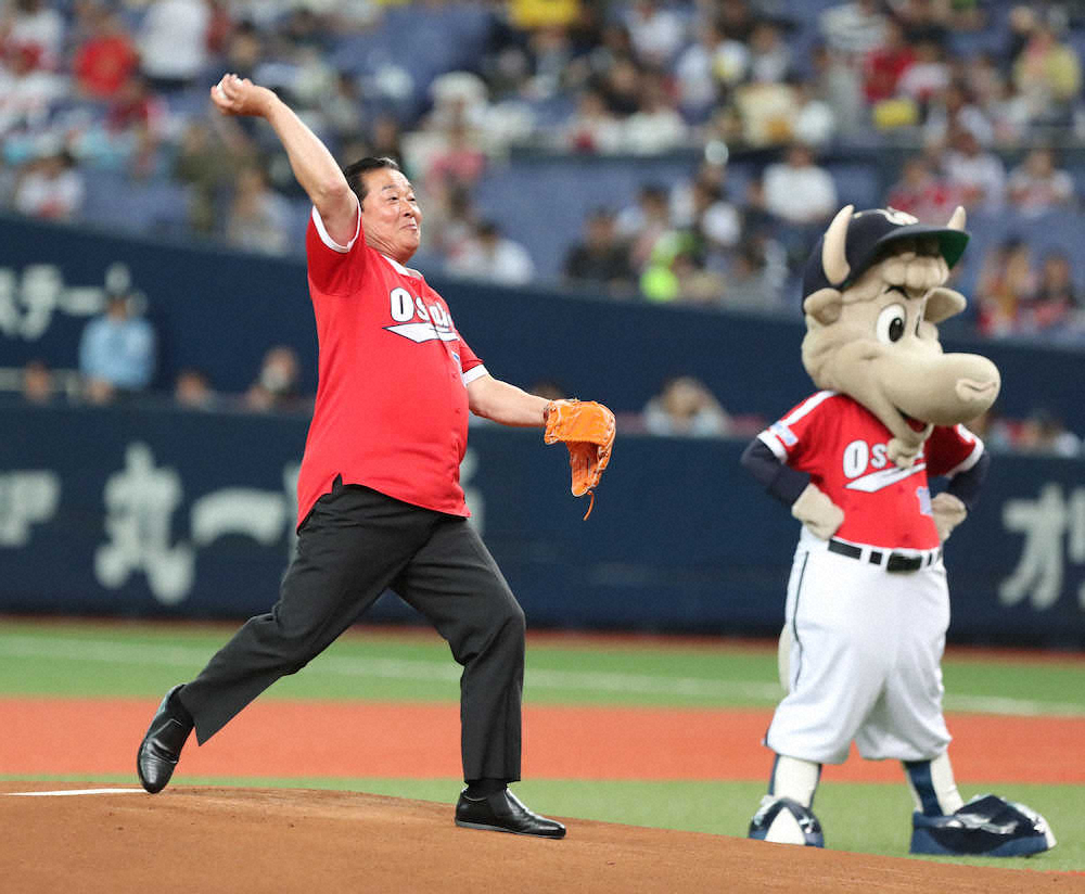 【画像・写真】梨田昌孝氏　近鉄の復刻ユニホームで特別始球式　その投球は…