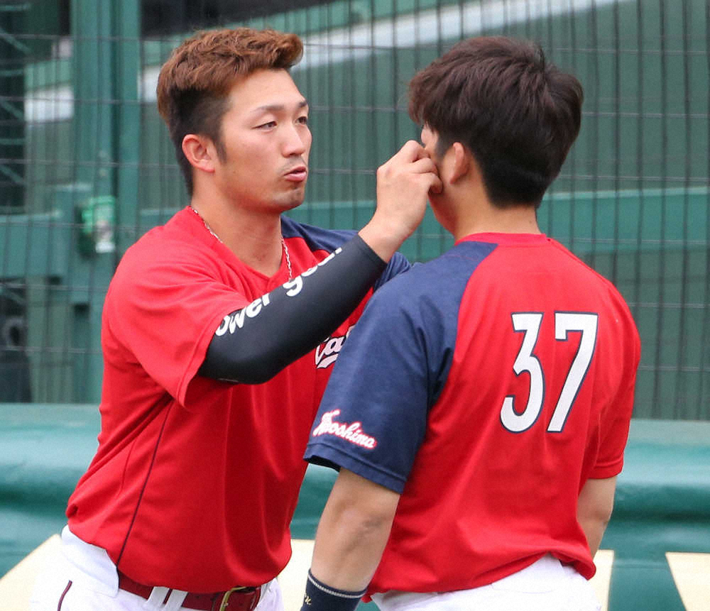 【画像・写真】＜神・広＞野間（右）のほほ肉をつかむ鈴木（撮影・北條　貴史）