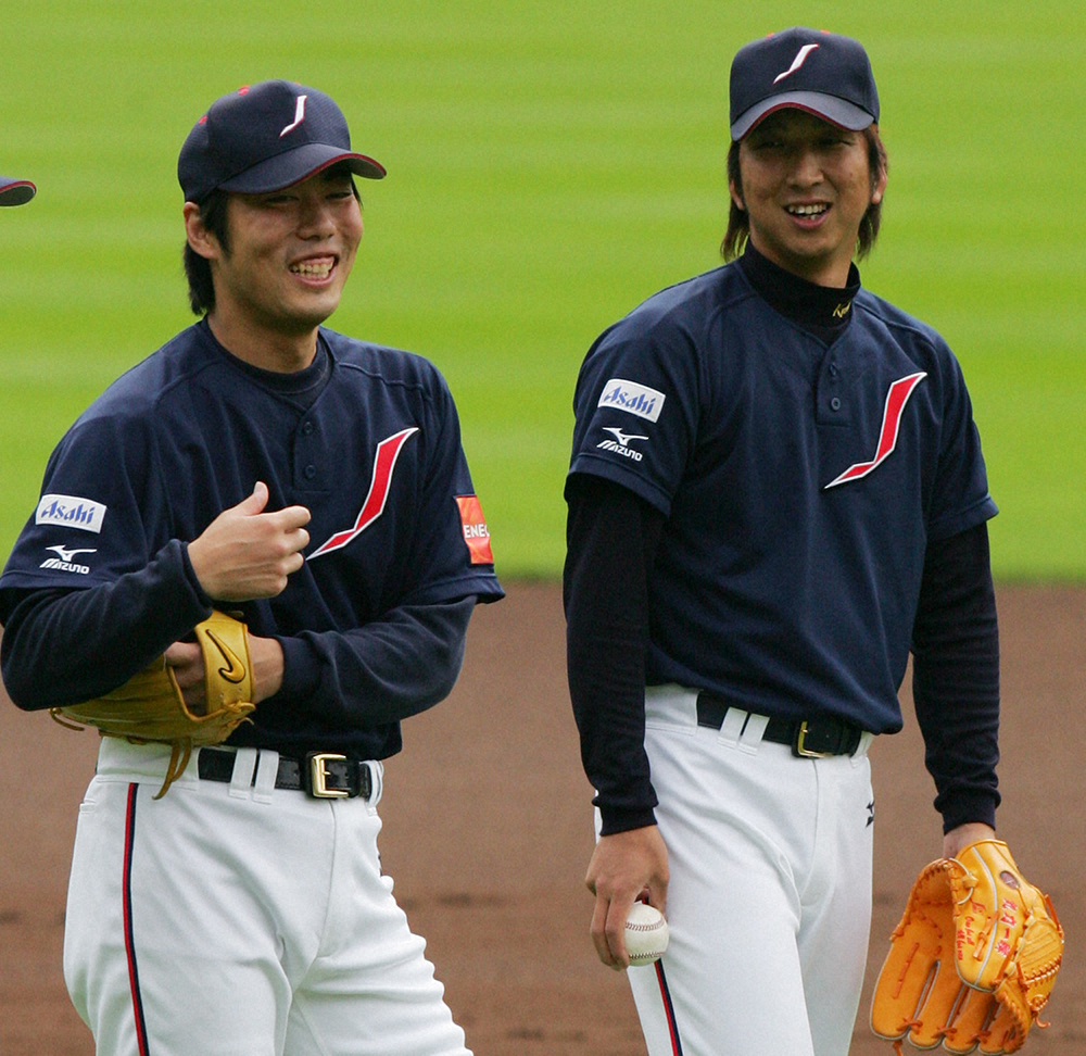 2007年、日本代表の練習中に笑顔を見せる上原と藤川