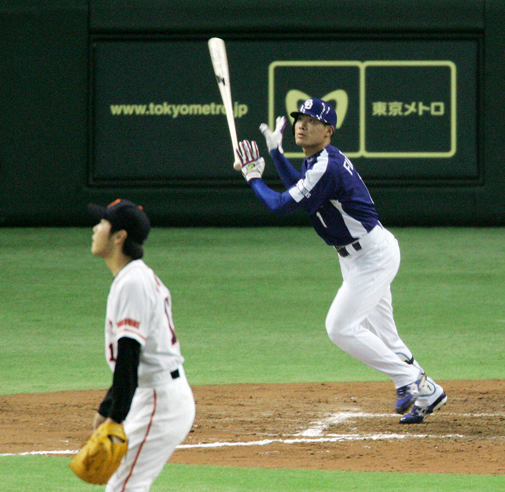 2004年4月、巨人・上原から通算100号本塁打を放つ中日・福留