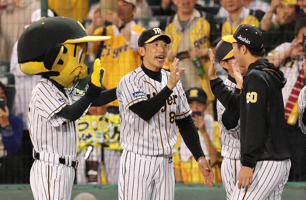 【画像・写真】＜神・ヤ＞4勝目を挙げた青柳（右）を笑顔で迎える矢野監督（撮影・成瀬　徹）