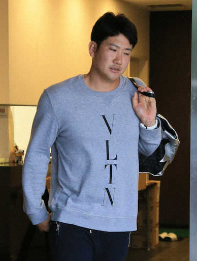 【画像・写真】体のケアを終えて無言で引き揚げる菅野（撮影・尾崎　有希）