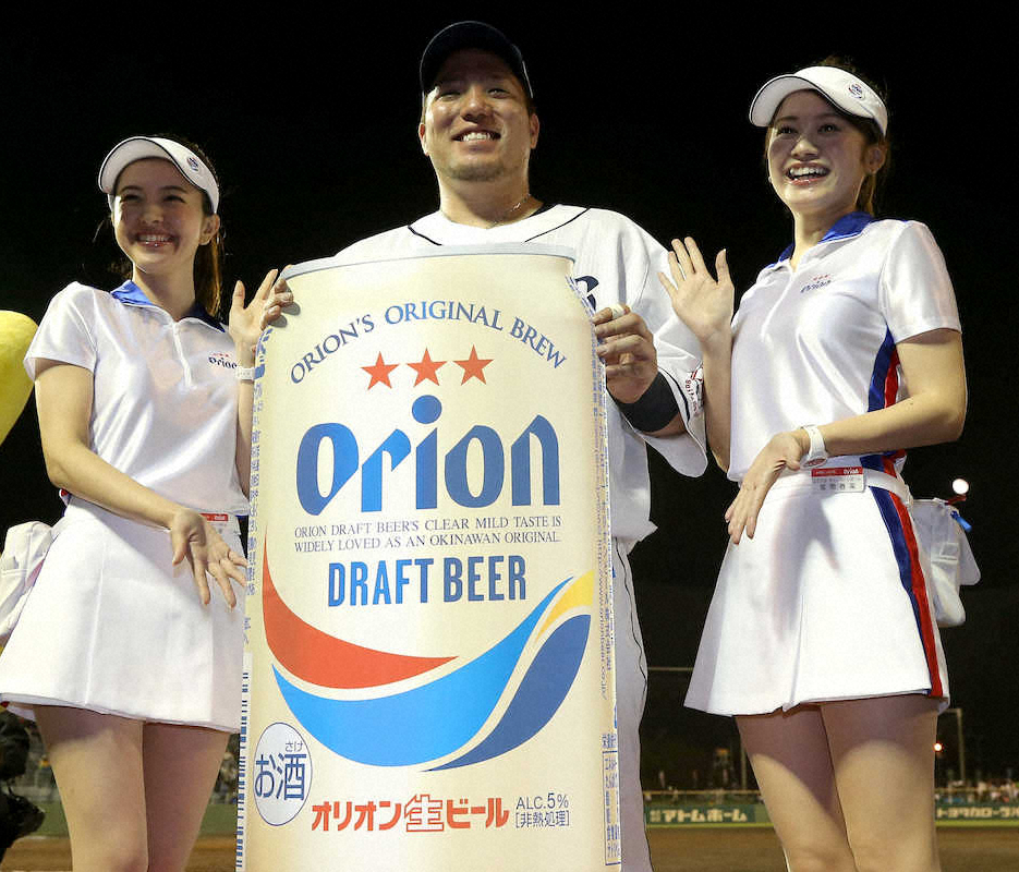 【画像・写真】オリオンビールガールと記念写真を撮る山川（撮影・中村達也）