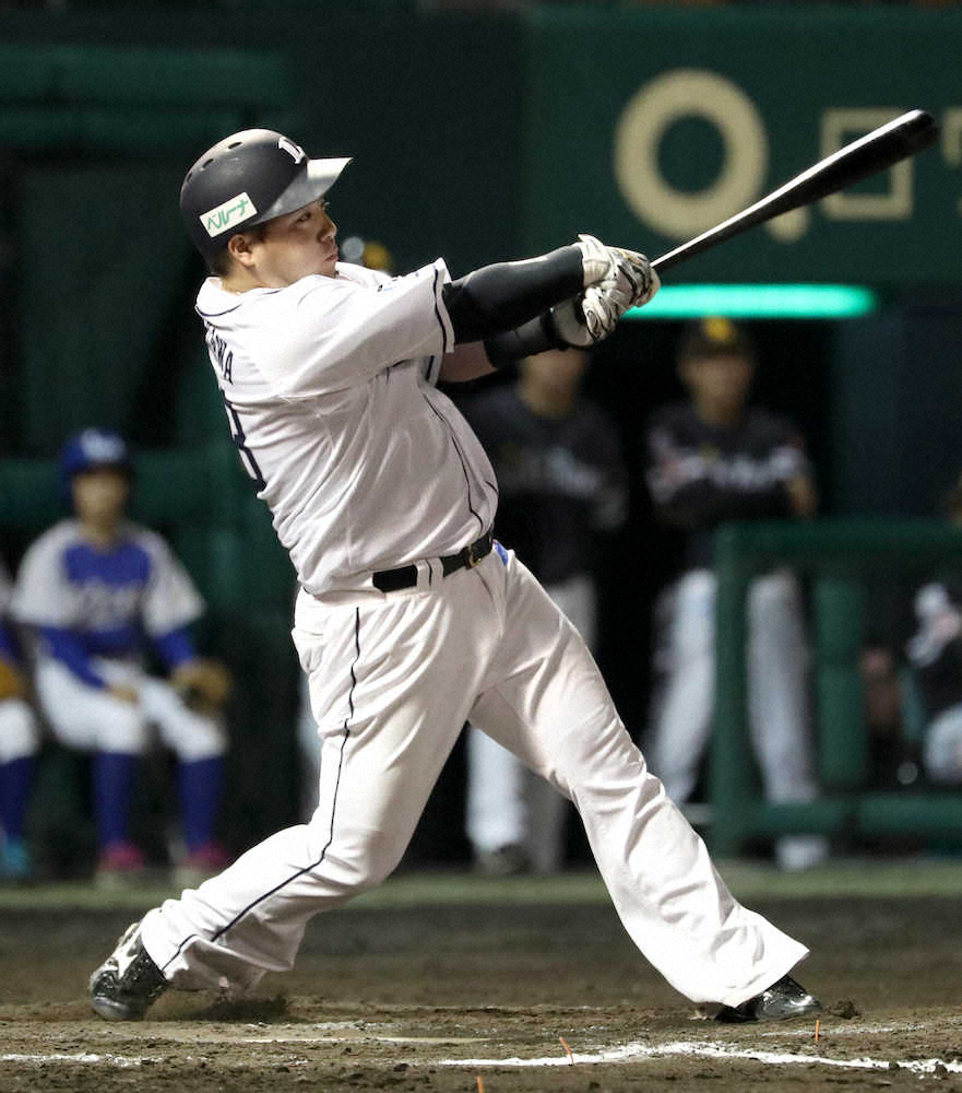 【画像・写真】7回1死一、二塁、左越え本塁打を放つ山川（撮影・中村達也）