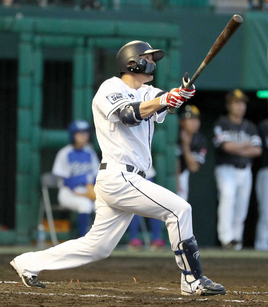 【画像・写真】2回2死一塁、中越え本塁打を放った栗山（撮影・中村達也）
