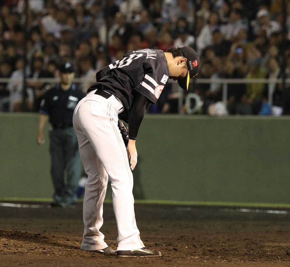【画像・写真】5回2死満塁、森に押し出し四球を与えガックリと下を向く東浜（撮影・岡田　丈靖）