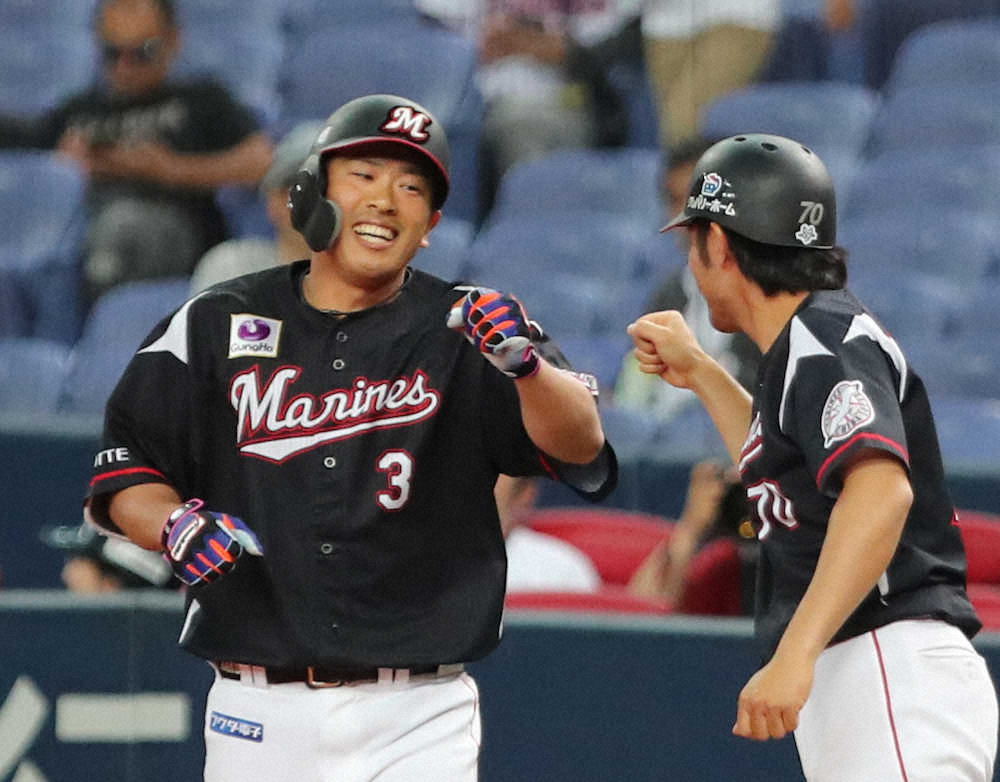 【画像・写真】9回表1死、勝ち越しの適時打を放ち一塁コーチと笑顔でタッチを交わす角中（撮影・後藤　正志）