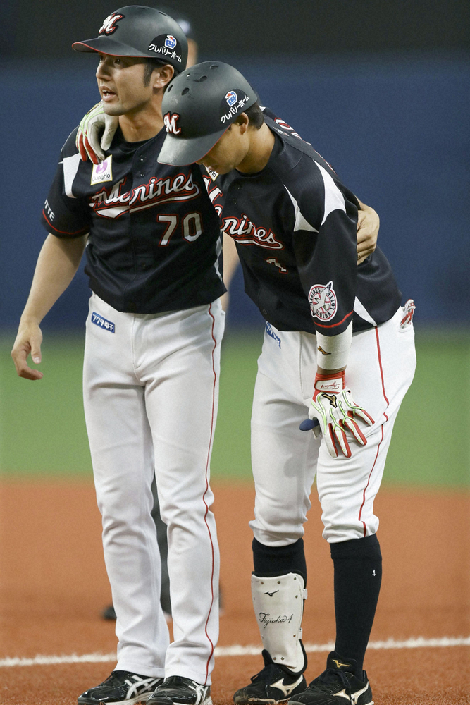 【画像・写真】９回、犠打で一塁に駆け込む際、太もも付近を痛め交代するロッテ・藤岡（右）