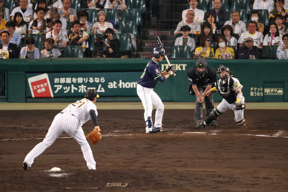 4回2死一、三塁、岩田の打者・高橋への投球がワンバウンドするも、必死に止める梅野（右）（撮影・坂田　高浩）
