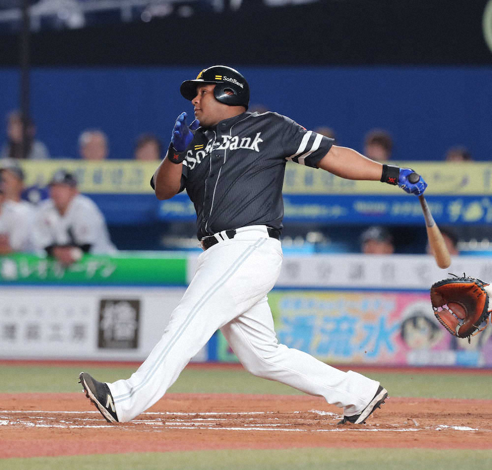 【画像・写真】10回無死二塁、デスパイネは勝ち越しの中越え2ランを放つ（撮影・沢田　明徳）