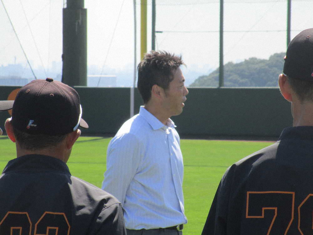 ジャイアンツ球場を訪れ、ファームのコーチや選手に引退のあいさつをする元巨人・上原浩治氏