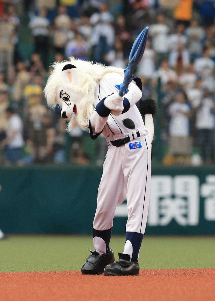 【画像・写真】駅ホームのおじさん!?西武・レオ、華麗な素振りも…