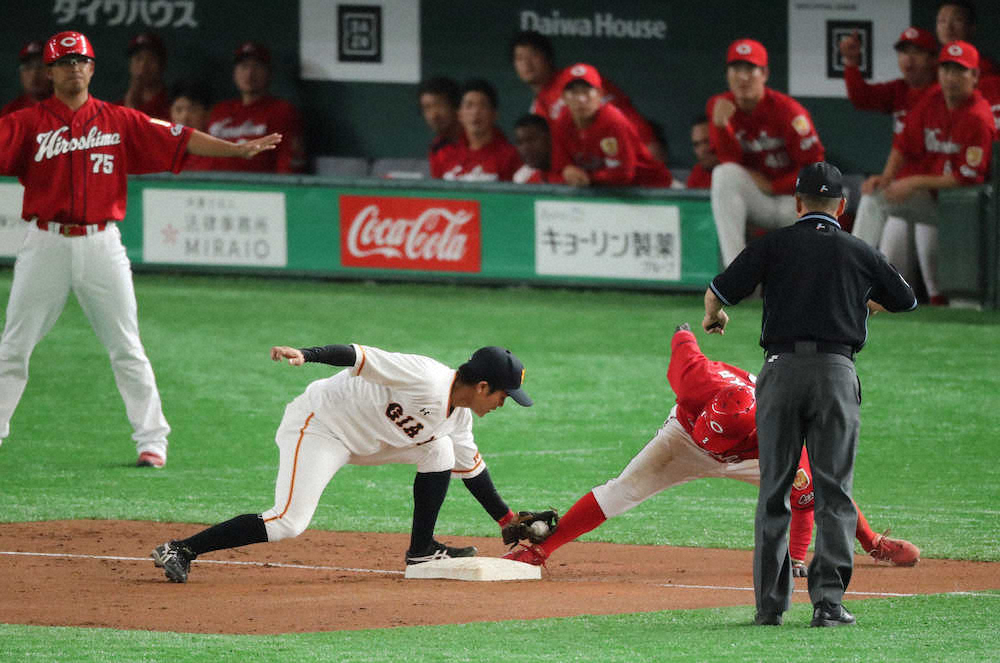【画像・写真】広島VS巨人　首位攻防第2Rで“田中兄弟”絡むリプレー検証　兄の足が先か弟のタッチか…その結果は