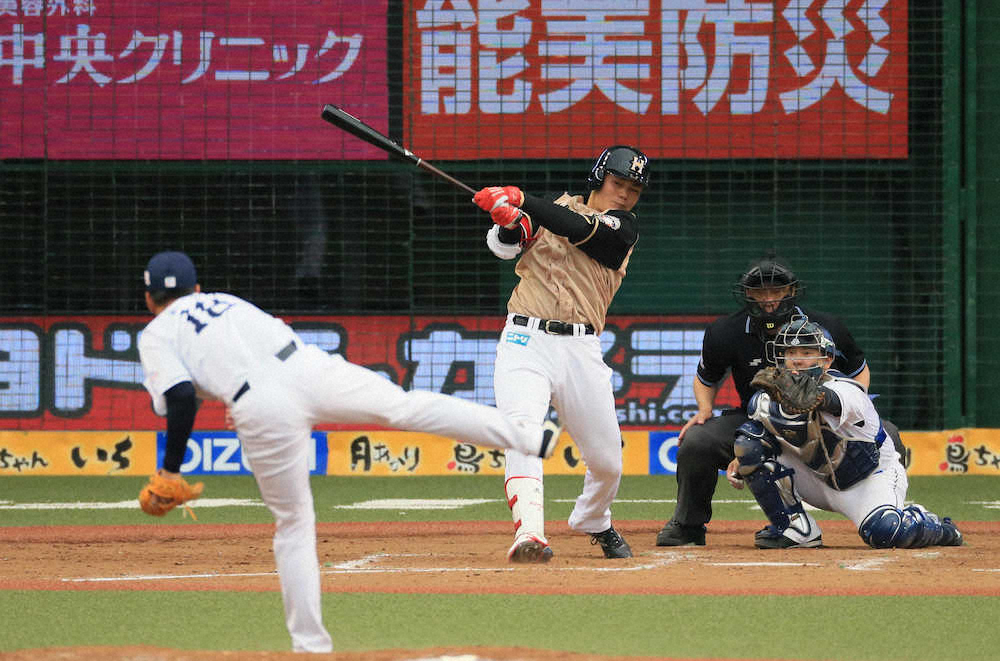 【画像・写真】日本ハム・清宮　20歳バースデーに今季初安打！適時二塁打「中田さんからの視線が半端なかった」