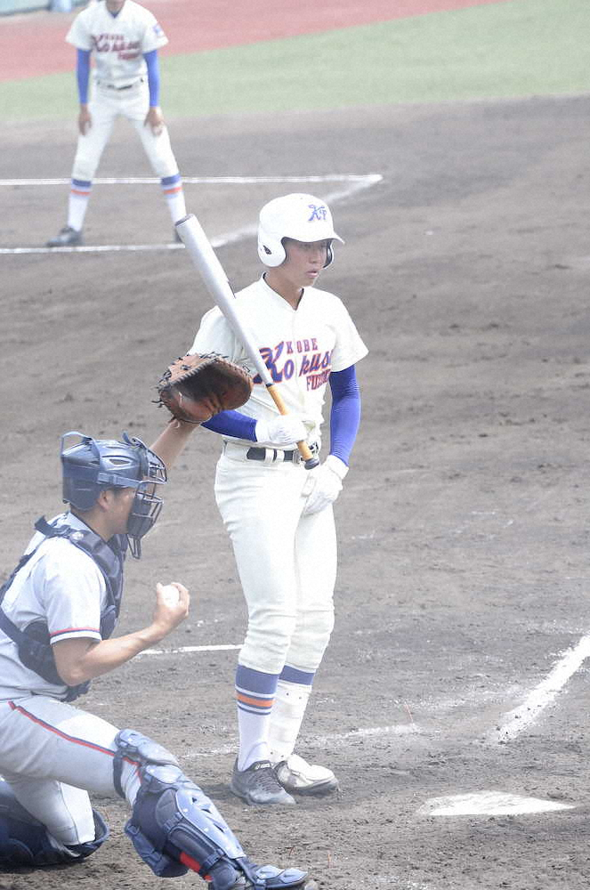 【画像・写真】神戸国際大付　3回打者一巡で一挙5点！高校46発・柴野が口火の適時二塁打