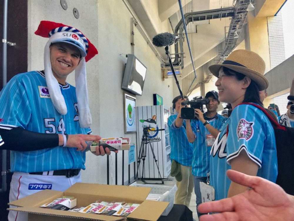 【画像・写真】ロッテ　レアード「幕張寿司」にご機嫌「幕張スシさいGO！」