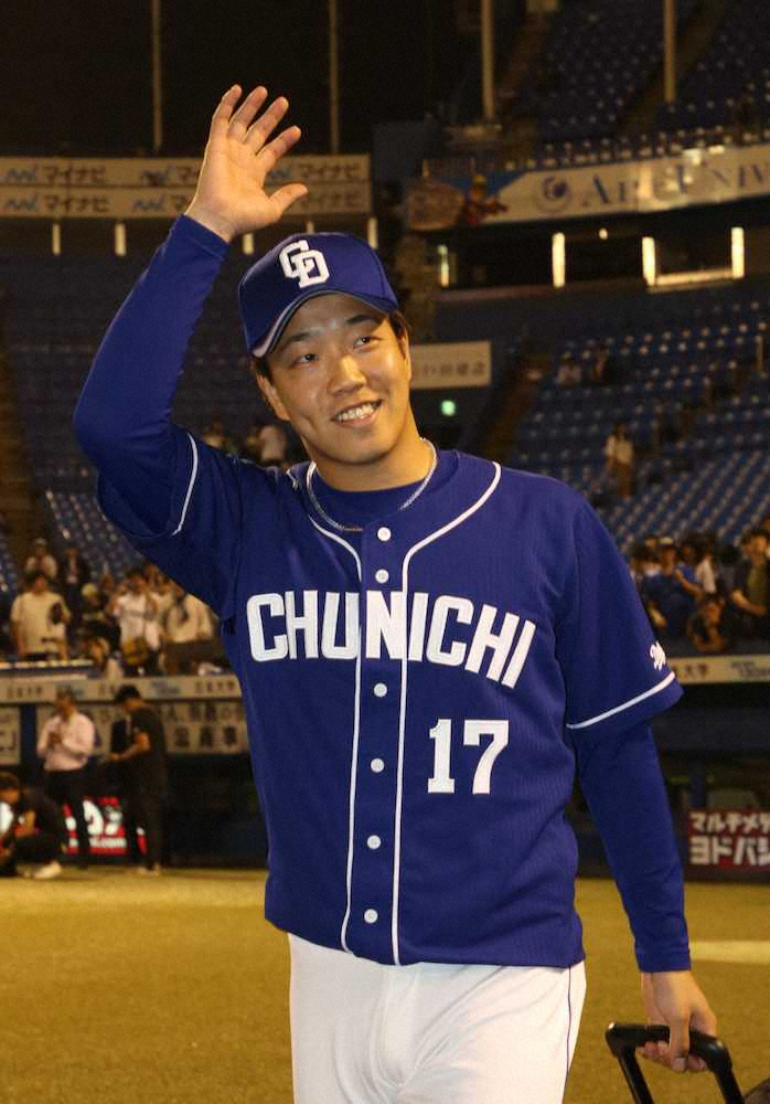 【画像・写真】明大OBの中日・柳、試合前に後輩激励　優勝に「うれしい」