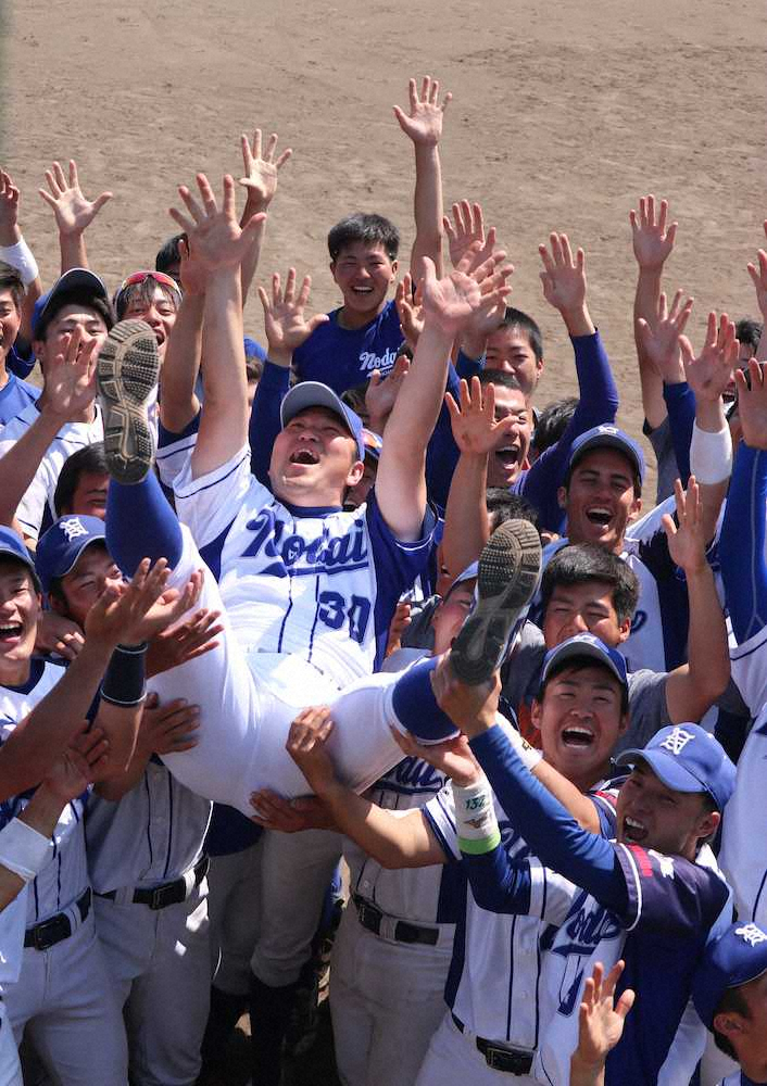 【画像・写真】東農大北海道オホーツク優勝　元PL選手の三垣監督、サヨナラ初Vに感極まる