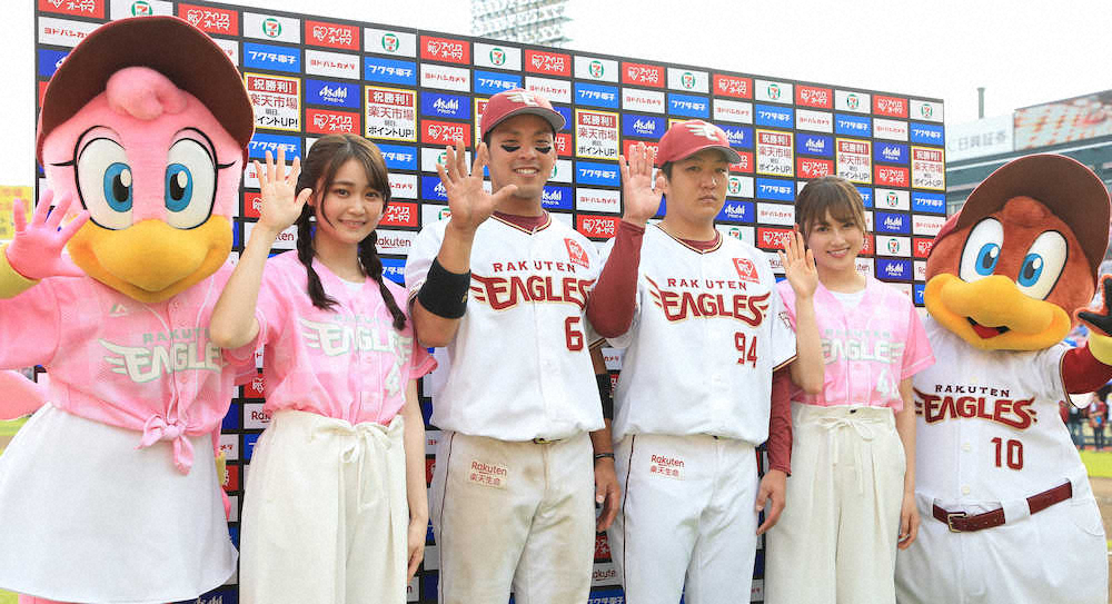 【画像・写真】楽天、同期バッテリーがお立ち台　堀内「僕のタオルを買って！」