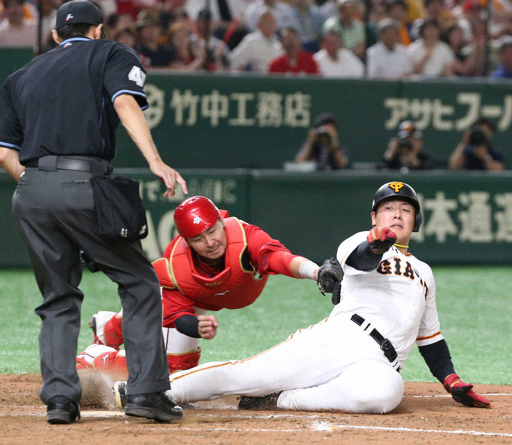 【画像・写真】巨人・岡本、激走生還で広島止めた「元木さんに“行くぞ”と言われ」