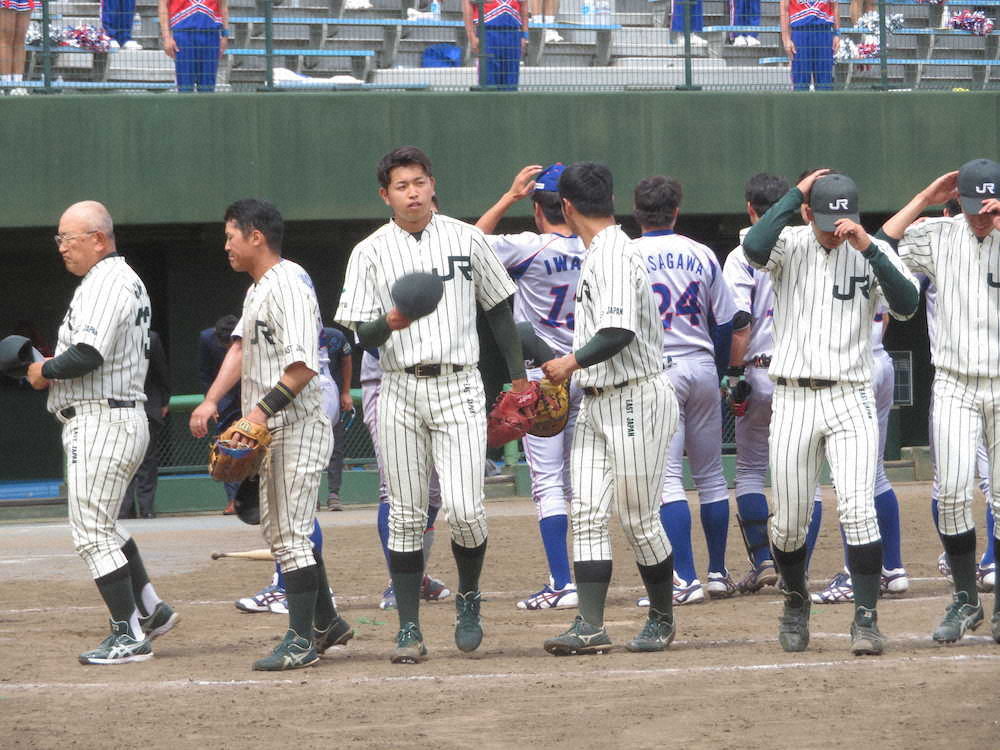逆転勝ちに喜ぶJR東日本の太田（左から3人目）