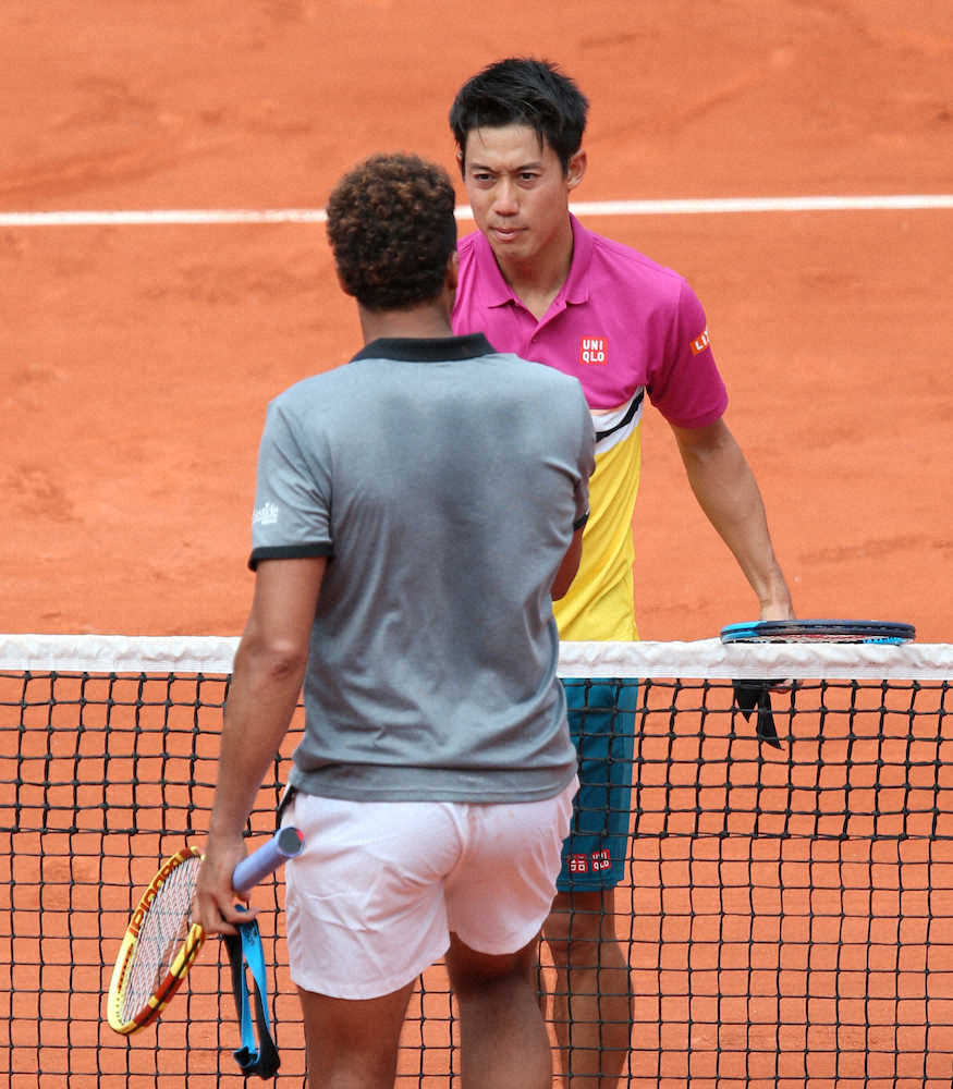 【画像・写真】試合後、ツォンガ（左）と健闘をたたえ合う錦織圭（撮影・小海途　良幹）