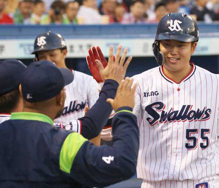 【画像・写真】初回1死二、三塁、村上（右）は逆転3ランを放ちナインとハイタッチ（撮影・村上　大輔）