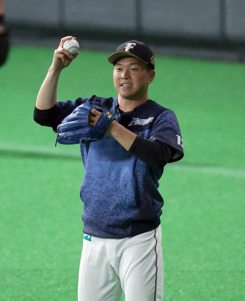 【画像・写真】一軍に合流した生田目はキャッチボール等を行った（撮影・高橋茂夫）