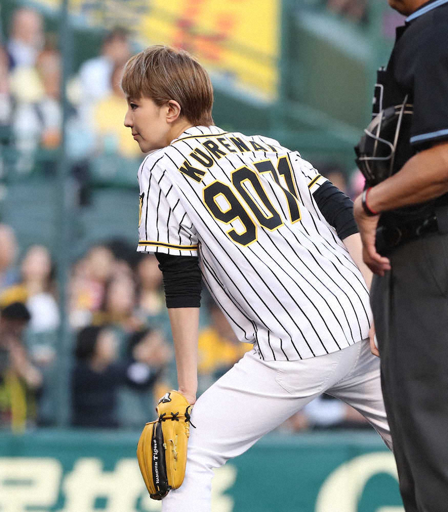【画像・写真】宝塚星組トップスター紅ゆずる、甲子園で“魔球”は不発!?　綺咲愛里と始球式