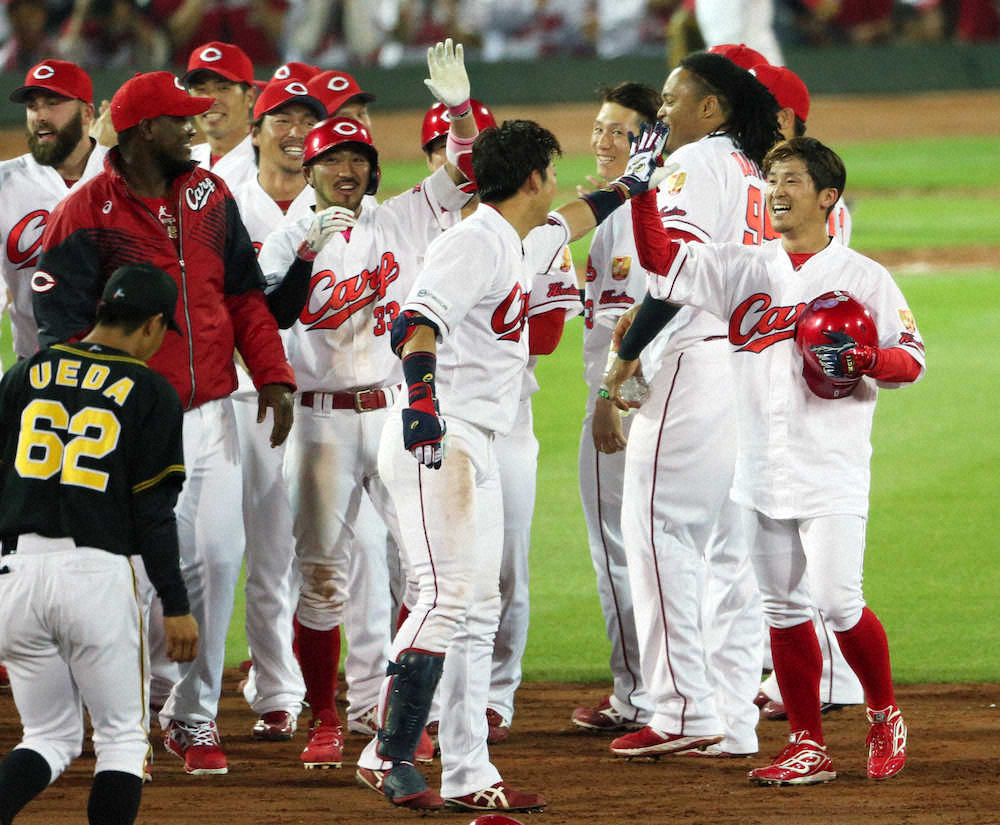 【画像・写真】5月31日の広島―阪神戦、11回にサヨナラ打を放った野間（中央）と笑顔でハイタッチを交わす上本（右）。よ～く見てみるとユニホームが…（撮影・北條　貴史）