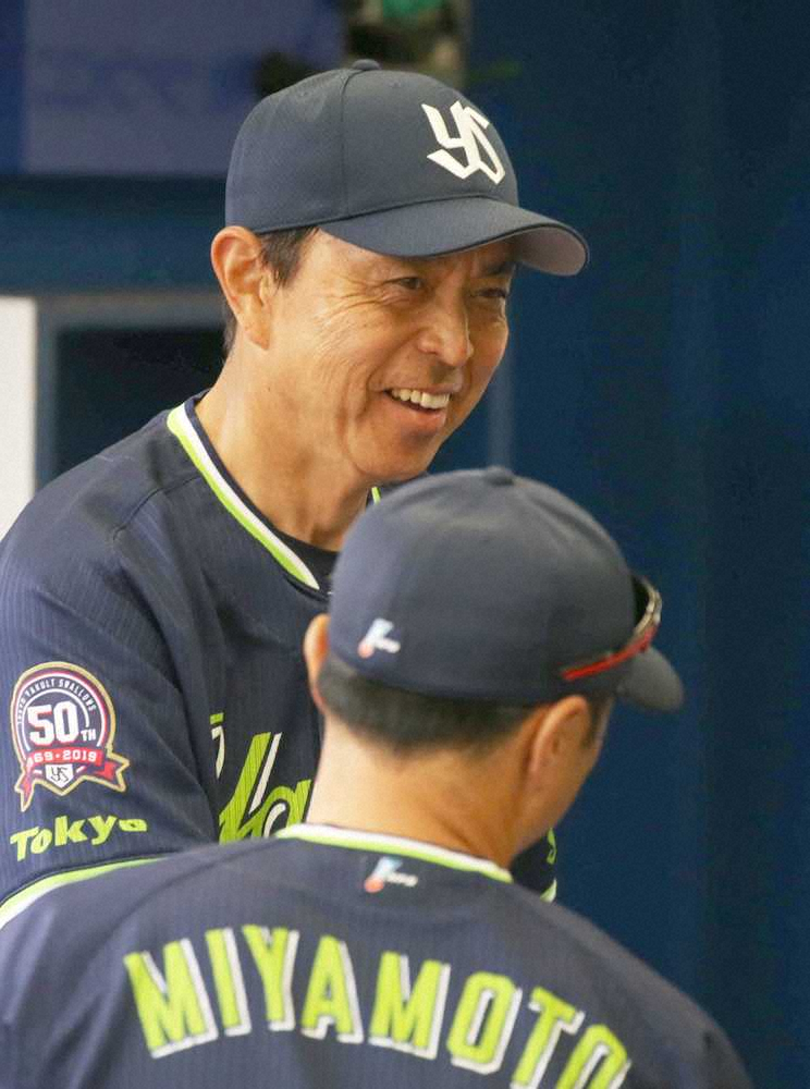 長いトンネルを抜けた小川監督は勝利の瞬間、コーチ陣と笑顔で握手を交わす（撮影・村上　大輔）