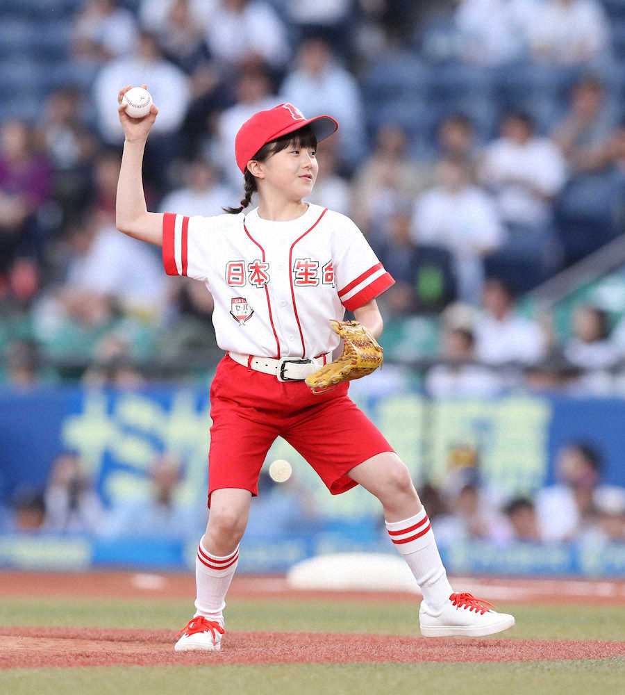 【画像・写真】本田紗来　キュートに3年ぶり始球式もツーバン…「今回は99点」