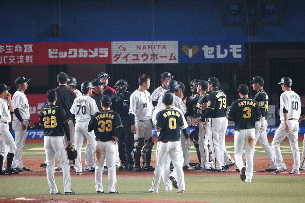 【画像・写真】ロッテ・井上　前日から3つ目の死球受け激高　両軍乱闘騒ぎで警告試合に