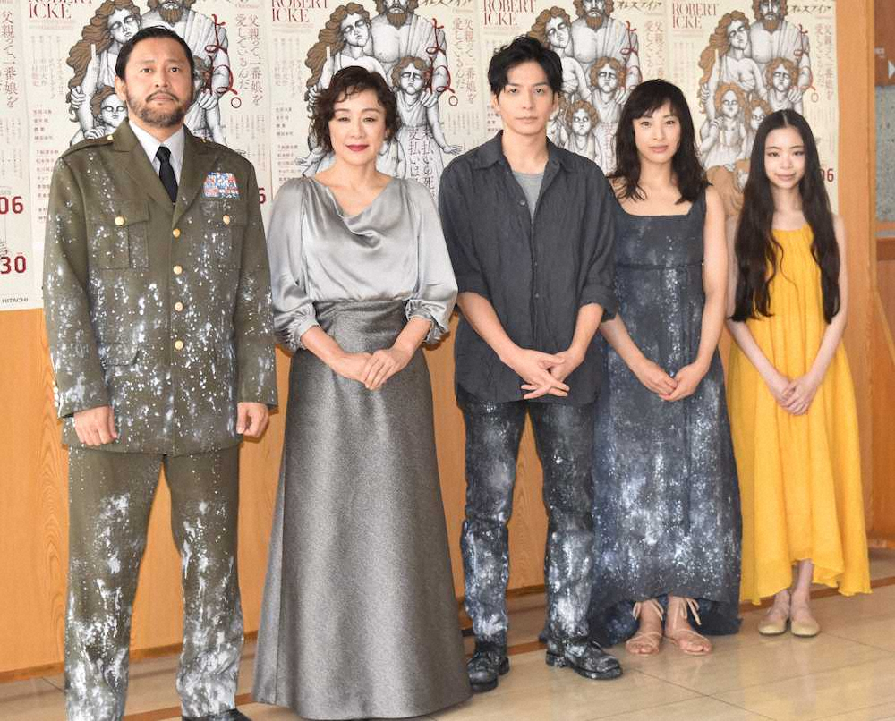 舞台「オレステイア」の会見を行った（左から）横田栄司、神野三鈴、生田斗真、音月桂、趣里
