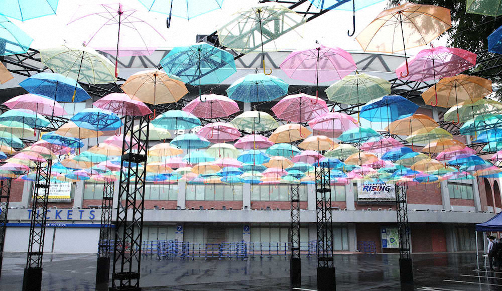 ＜ヤ・オ1＞神宮球場前の色とりどりの傘のアート（撮影・篠原岳夫）